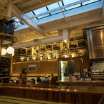 IRONSIDE Fish & Oyster - テーブル席方面を眺める。