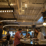 IRONSIDE Fish & Oyster - ハイチェア席。