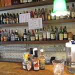 天 - カウンター席。お酒がたくさん。