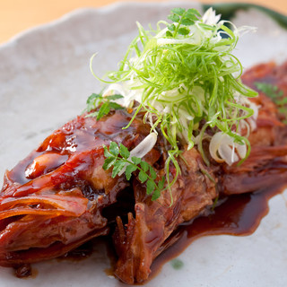 Specially-selected kinki and black mutton simmered exquisitely to the point where you can eat the whole fish.