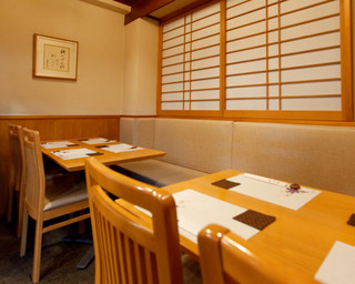 Uoya Kojirou - 店内奥の半個室風テーブル席