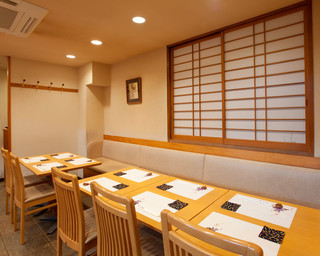 Uoya Kojirou - カウンター正面のテーブル席。