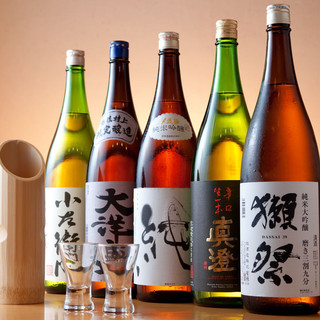 A night where you can enjoy a glass of local sake carefully selected by the owner himself from breweries all over the country.