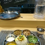 スパイス料理ナッラマナム - 今日のメニューは黒板で説明