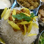 スパイス料理ナッラマナム - 美しすぎる菊の花弁を散らしたバスマティライスとキラキラ輝くキャラメリゼされた大豆が見え隠れ