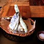 野菜天ぷら　野菜の下に梨の天ぷらが