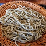 ほんのり緑がかったエッジの立った蕎麦