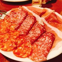 カリーナ　カリーナ - パルマ産の生ハム、ミラノサラミ、カンテサラミ