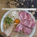 Ouja - 特製蕎麦肉玉子入り(小)とトッピング盛りチャーシュー、たまねぎ