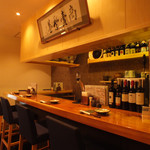 旬の鮮魚と魂の煮込み 照 - 気兼ねなくゆったりとすごせるカウンター席。