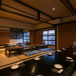 旬の鮮魚と魂の煮込み 照 - 二階には20名様対応可能な座敷を完備。