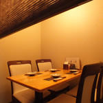 旬の鮮魚と魂の煮込み 照 - 気軽なお食事にはテーブル席。会話も弾みます。