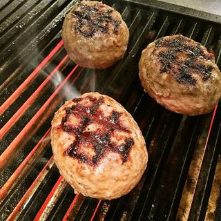 『自慢の国産牛炭焼ハンバーグ』