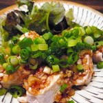 Nihonshu Shokudou Ginnotomoshi - よだれ鶏（小）。鶏胸肉を蒸したものに葱たっぷりと韓国風のタレ。鶏胸肉がとってもしっとりしていて、調理法を聞きたいぐらいでした。