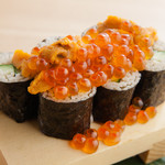 Soba roll Sushi urchin salmon roe spilled