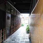 祇園 にしかわ - お店への路地