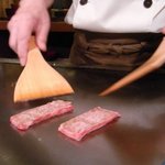 カハラ - 木べらを使う森氏