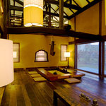 鰻楽 - オリジナルライトと庵が特徴の座敷席