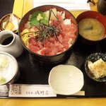 浅野屋 - まぐろ中落ち丼と北海道そば（Aランチ）850円　テーブルにぎりぎり