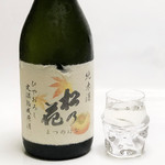 川島酒造 - 松の花ひやおろし720ml1620円/グラスは高臣大介さん作品