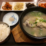韓国家庭厨房 名家 - 「半参鶏湯」は美味しいです。