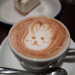 PerCaffe Bianco - エスプレッソにスチーミングしたミルクがプラスされたカプチーノに、バリスタが細いピンで一杯ずつ描いくれます。
      ('2018.11月)