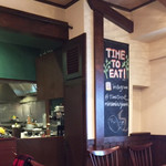 Time to eat Cafe by Marry Me - 中はテーブル席が7つほどで落ち着く感じです。半オープンキッチン。タイ人女性シェフ（この方の料理大好きです！）日本人男性（オーナーさんかな）の2人体勢