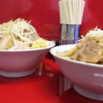 ラーメン二郎 - ＜参考＞大豚野菜ニンニク（左）との比較