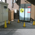 ラーメン二郎 - 店外のウェイティングスペース