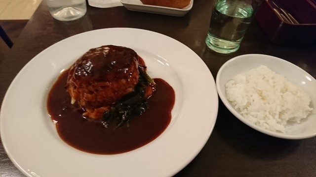 ビッグサイズのハンバーグはキャベツメインでとろける By カシオのサクラ ビストロ石川亭 恵比寿ガーデンプレイス店 恵比寿 ビストロ 食べログ