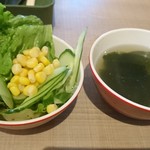 和牛焼肉食べ放題 肉屋の台所 - サラダバイキングと、おかわり自由なスープ。
      ちゃんとしてれば嬉しいシステムなんだけど。。
      野菜は種類が少ないし、なくなりかけても補充されないし、全体的にしなびてるし。スープは塩辛すぎて飲めず