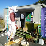 白いほうの小屋