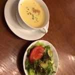 Tomisu Tei - セットのスープとサラダ
