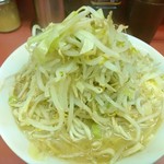 ラーメン二郎 - 小ラーメン。ニンニク、脂。700円
      ヒバリの照明と私の携帯のカメラは相性良くない感じで、発色が悪いなあ