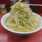 ラーメン二郎 - 若干塩分過多に思えることがあるので、いつもは半分とかゼロ指定の野菜を増減指定なしで。
      野菜の水分なのか野菜の茹で湯なのか、速攻天地返しでナイスな塩梅に。