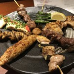 Kushiyaki Dainingu Kushinosuke - 焼き鳥の盛り合わせ。同店自慢のつくねももちろん、入っています。