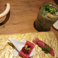 焼肉 うしみつ 恵比寿本店 - カクテルサラダ＆お肉の刺身と肉寿司