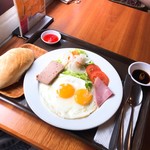 Banh Mi Tuoi - ①バインミーFried Egg Pate Ham 60,000ドン（≒約300円）