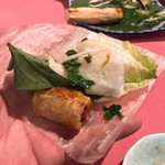 An Vien - パリパリの乾燥ライスペーパーで巻きます。