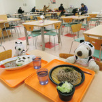 チカショク さくら  - まだ早い時間だったので食堂はすいてたよ～
      ボキらが食べ終わる頃から徐々に混んできました。
      