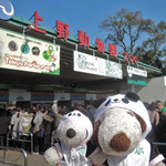 チカショク さくら  - 上野動物園の入り口にとうちゃ～く！
      今日もすごい行列ができてます。
      