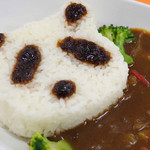 チカショク さくら  - パンダのお顔形ライスは海苔の佃煮で目鼻が描かれてます。
      注文を受けてから丁寧に作られてたよ。
      ブロッコリーは笹のイメージだね。ルゥには細かく切ったお野菜が
      ごろごろ入ってるから栄養ばっちり。