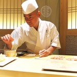 鮨 さいとう - 職人としてキリリとした大将。