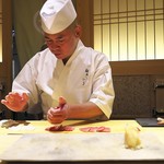 鮨 さいとう - 真摯に仕事に立ち向かう大将。