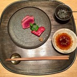 肉割烹 上 - 手前がサーロインの漬け 手前の地がらしをそのままつけて 奥は上ミスジのたたき 生姜醤油か粒生胡椒2,3粒包んでいただく