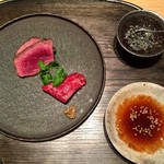 肉割烹 上 - 手前がサーロインの漬け 手前の地がらしをそのままつけて 奥は上ミスジのたたき 生姜醤油か粒生胡椒2,3粒包んでいただく