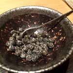 肉割烹 上 - 手前がサーロインの漬け 手前の地がらしをそのままつけて 奥は上ミスジのたたき 生姜醤油か粒生胡椒2,3粒包んでいただく