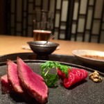 肉割烹 上 - 手前がサーロインの漬け 手前の地がらしをそのままつけて 奥は上ミスジのたたき 生姜醤油か粒生胡椒2,3粒包んでいただく