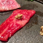 肉割烹 上 - 手前がサーロインの漬け 手前の地がらしをそのままつけて 奥は上ミスジのたたき 生姜醤油か粒生胡椒2,3粒包んでいただく