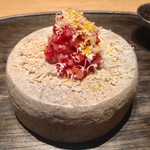 肉割烹 上 - イチボのタルタル 生のカラスミ スイスのエメンダルチーズ